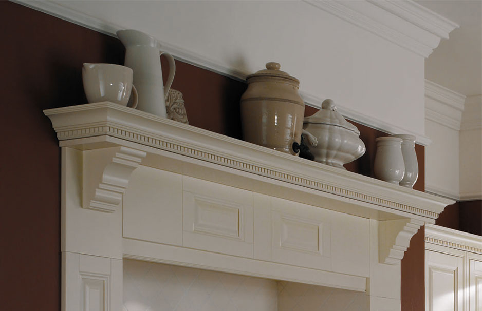 Dekorative Küchenregale mit klassischen Keramikgefäßen in Creme und Braun Oberes Regal einer Küche mit verschiedenen klassischen Krügen, Töpfen und Schalen aus Keramik, dekorativ aufgestellt
