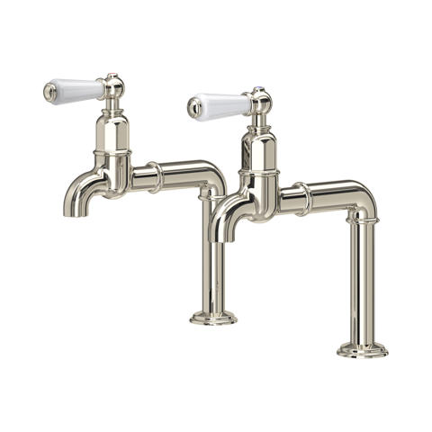 Zwei Waschtisch-Standventile aus poliertem Nickel mit weißen Keramikhebeln, separate Warm- und Kaltwasserhähne im Retro-Design