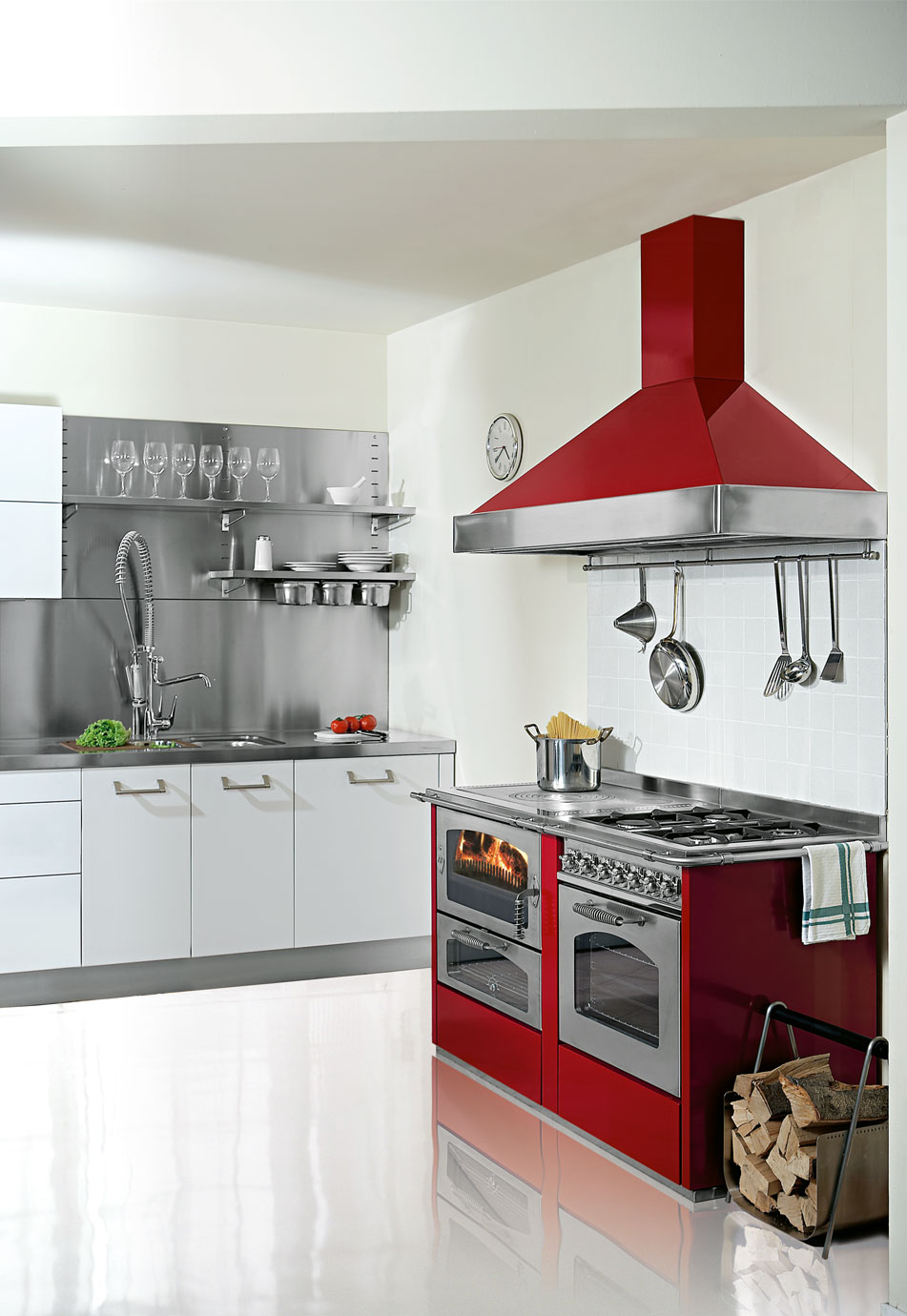 Moderne Küche mit rotem Herd und Edelstahl-Dunstabzugshaube Elegante Küche mit großem roten Herd, Edelstahl-Dunstabzugshaube, Holzofen, Kochgeschirr und zeitgemäßem weißen Küchenmobiliar