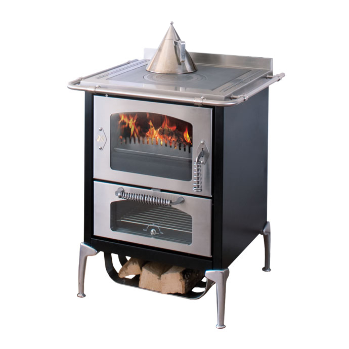 Moderner Holzofen mit Edelstahl-Front und Sichtfenster, inklusive integriertem Backfach und Wasserkessel Holzofen mit Edelstahl-Komponenten, brennendem Feuer, Backfach und Wasserkessel auf der Herdplatte, geeignet zum Heizen und Kochen
