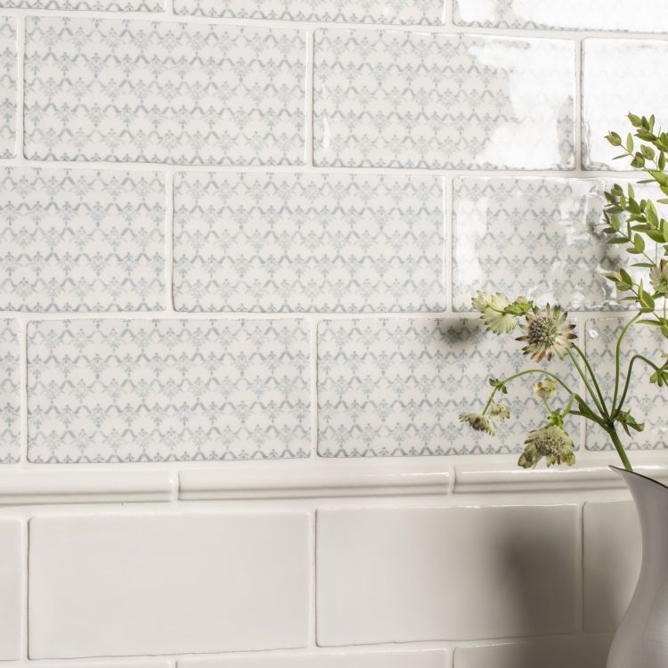Weiße Metro-Wandfliesen mit zartem Muster, glänzend