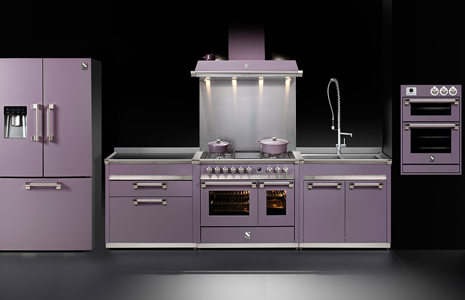 Moderne Einbauküche in Lila mit Kühlschrank, Herd, Backofen und Spüle – Stilvolles Küchendesign für Ihr Zuhause Lila Einbauküche mit großem Kühlschrank, Induktionsherd, Backofen, Spüle und stilvoller Beleuchtung, modern und elegant gestaltet