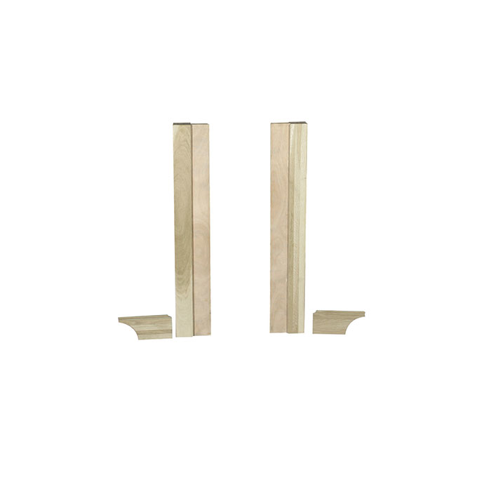Türzargen-Set aus Holz, unbehandelt, bestehend aus zwei Seitenteilen und zwei Sockelteilen Abgebildet ist ein unbehandeltes Holz-Türzargen-Set mit zwei vertikalen Seitenteilen und zwei passenden Sockelelementen