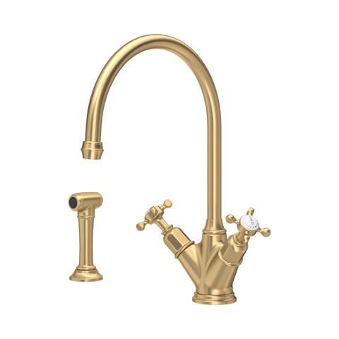 Goldene Küchenarmatur im Retro-Stil aus Messing mit hohem Bogen-Auslauf, Zweigriffmischer und separater seitlicher Spülbrause für die Spüle