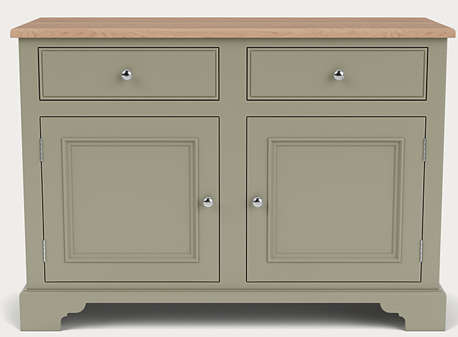 Abbildung des Neptune Chichester Sideboards: lackierter Korpus mit zwei Schubladen und zwei Türen, profilierte Fronten, charakteristischer Sockel und massive Eichenplatte – klassischer englischer/georgianischer Landhausstil, viel Stauraum