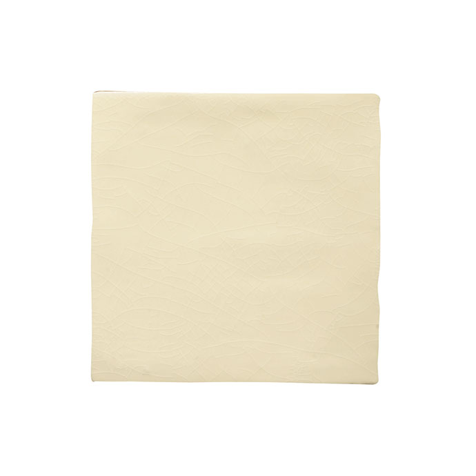 Cremefarbene Papierserviette mit dezentem Muster, ideal für festliche Anlässe oder den täglichen Gebrauch Cremefarbene Serviette mit zartem, geprägtem Muster auf weißem Hintergrund, quadratisch gefaltet
