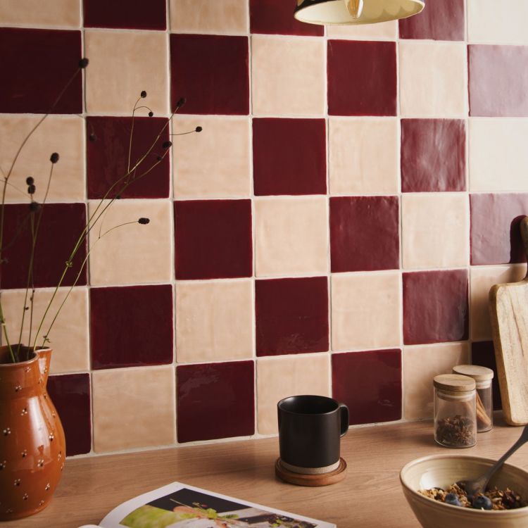 Glänzende Wandfliesen Karo in Bordeaux und Creme