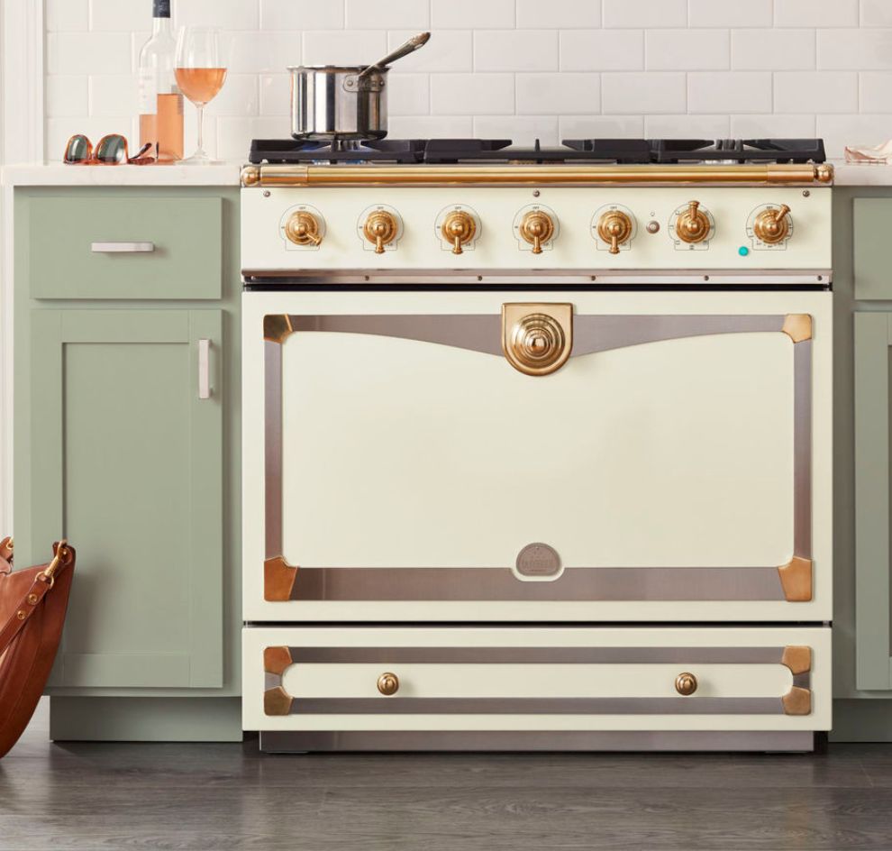 Edler Retro-Gasherd in Creme mit Messingakzenten