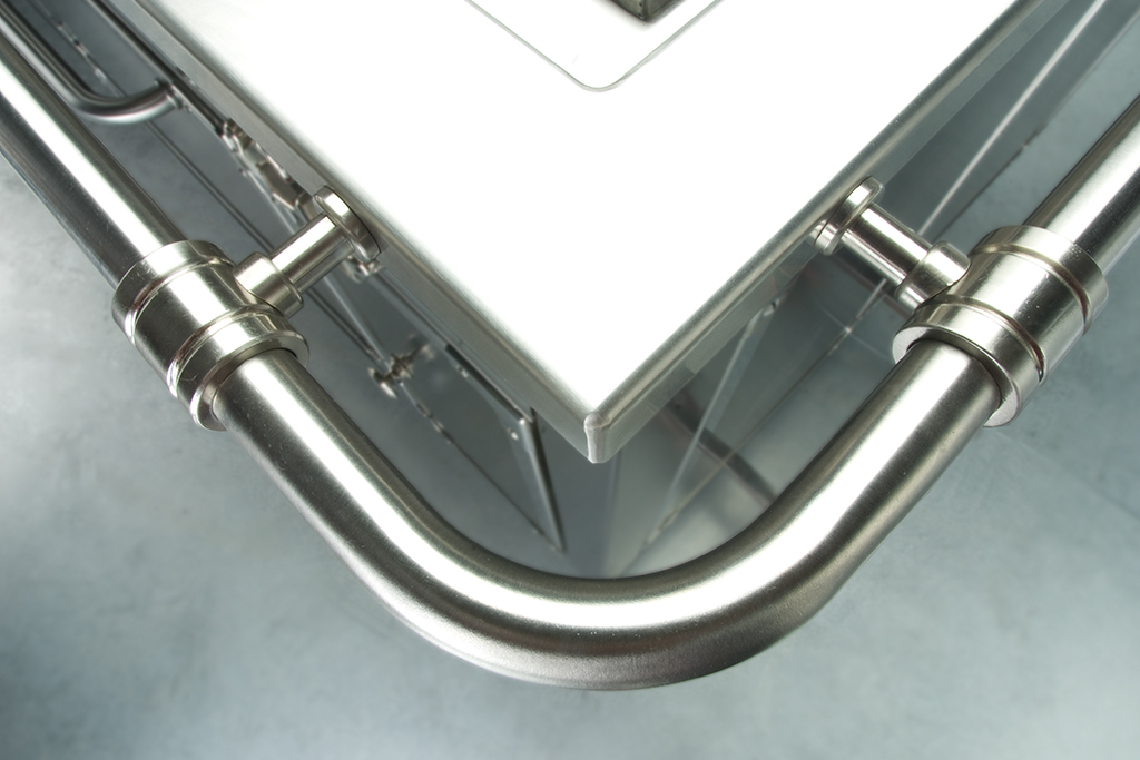 Edelstahl-Eckschutz für industrielle Küchenmöbel, robuste Ausführung Detailansicht eines Edelstahl-Eckschutzes an einem industriellen Möbelstück, hygienisch und stabil