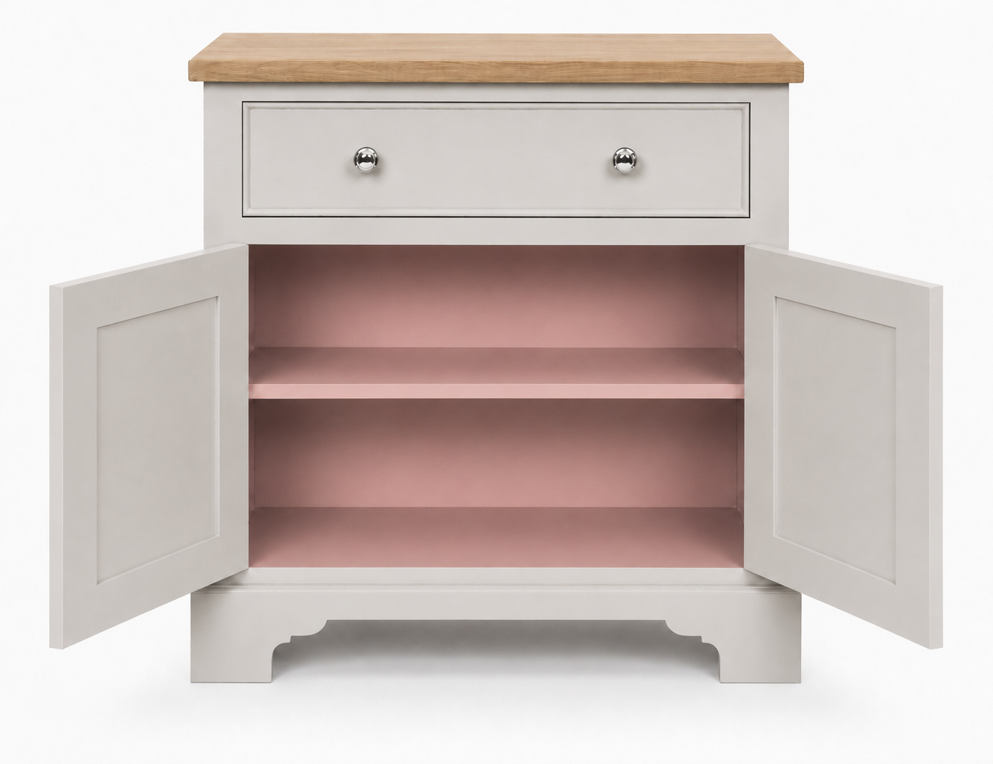 Weiße Kommode im Landhausstil mit Eichenholzplatte, geöffneten Doppeltüren, rosa Innenraum und Einlegeboden, darüber eine Schublade mit runden Metallknöpfen – ideal als Sideboard für Wohnzimmer, Esszimmer oder Flur
