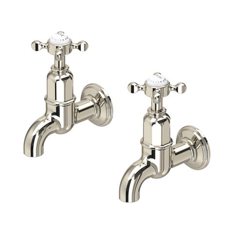 Zwei klassische Wand-Wasserhähne mit Kreuzgriffen aus poliertem Nickel, 2er Set für Waschbecken; traditionelle Armatur für Bad oder Gäste-WC, separate Kalt- und Warmwasserhähne