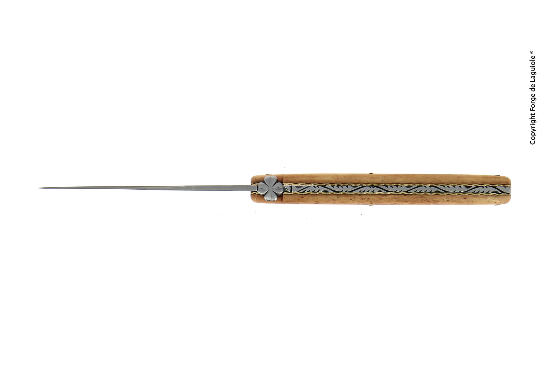 Laguiole Messer mit verziertem Rücken und Holzgriff – Seitenansicht Seitenansicht eines Laguiole Messers mit kunstvoll graviertem Rücken und Griff aus Holz