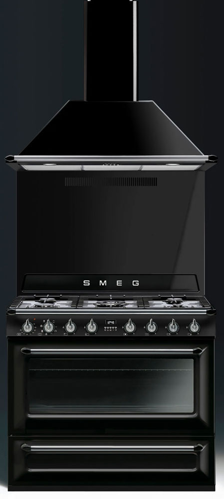 SMEG Standherd mit Gaskochfeld und Dunstabzugshaube in Schwarz, 90 cm breit Schwarzer SMEG Standherd mit sechs Gasbrennern, großem Backofen und passender schwarzer Dunstabzugshaube