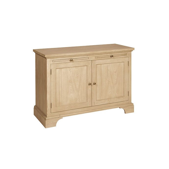 Massivholz Sideboard aus Eiche mit zwei Türen und Schubladen, klassisches Design Helles Sideboard aus massiver Eiche mit zwei Türen und zwei kleinen Schubladen, zeitloses und elegantes Möbelstück