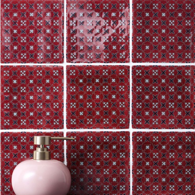 Rote Mosaikfliesen, glänzend, mit rosa Seifenspender