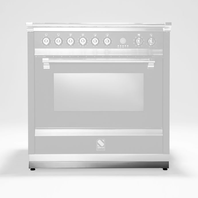 Moderner freistehender Edelstahl-Backofen mit sieben Bedienelementen Freistehender Edelstahl-Backofen mit großzügigem Garraum und sieben Drehknöpfen für verschiedene Funktionen