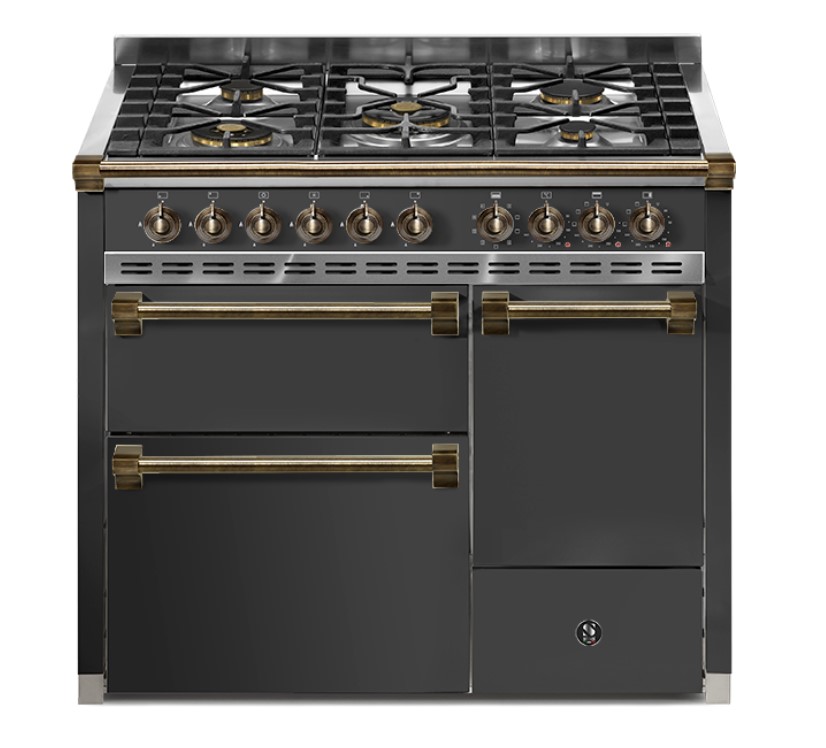 Freistehender Herd mit sechs Gasbrennern, mehreren Backofentüren und eleganten Messinggriffen, modernes Küchengerät