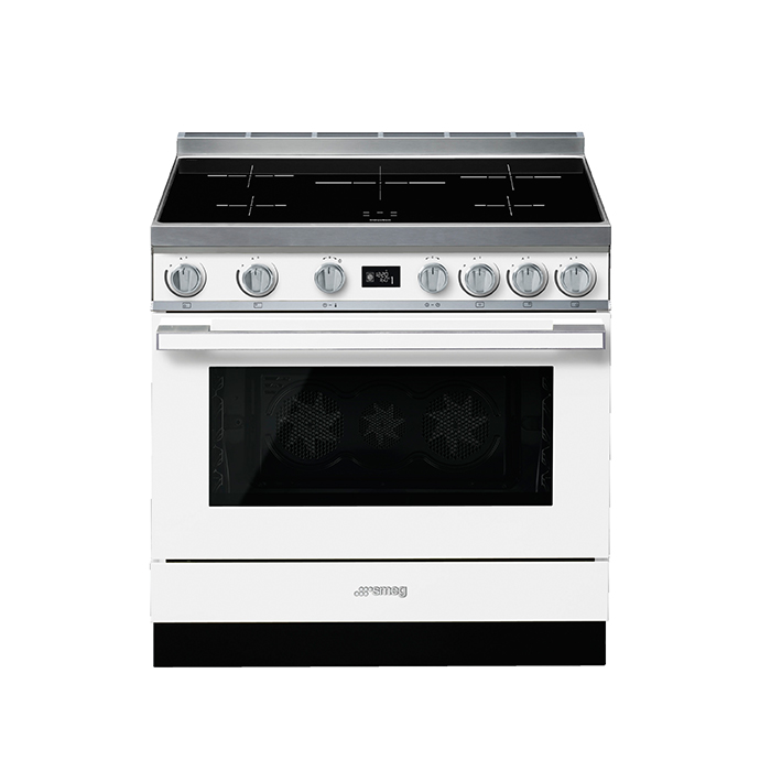 Weißer Smeg Standherd mit Induktionskochfeld und geräumigem Backofen, moderne Edelstahl-Details und Bedienknöpfe