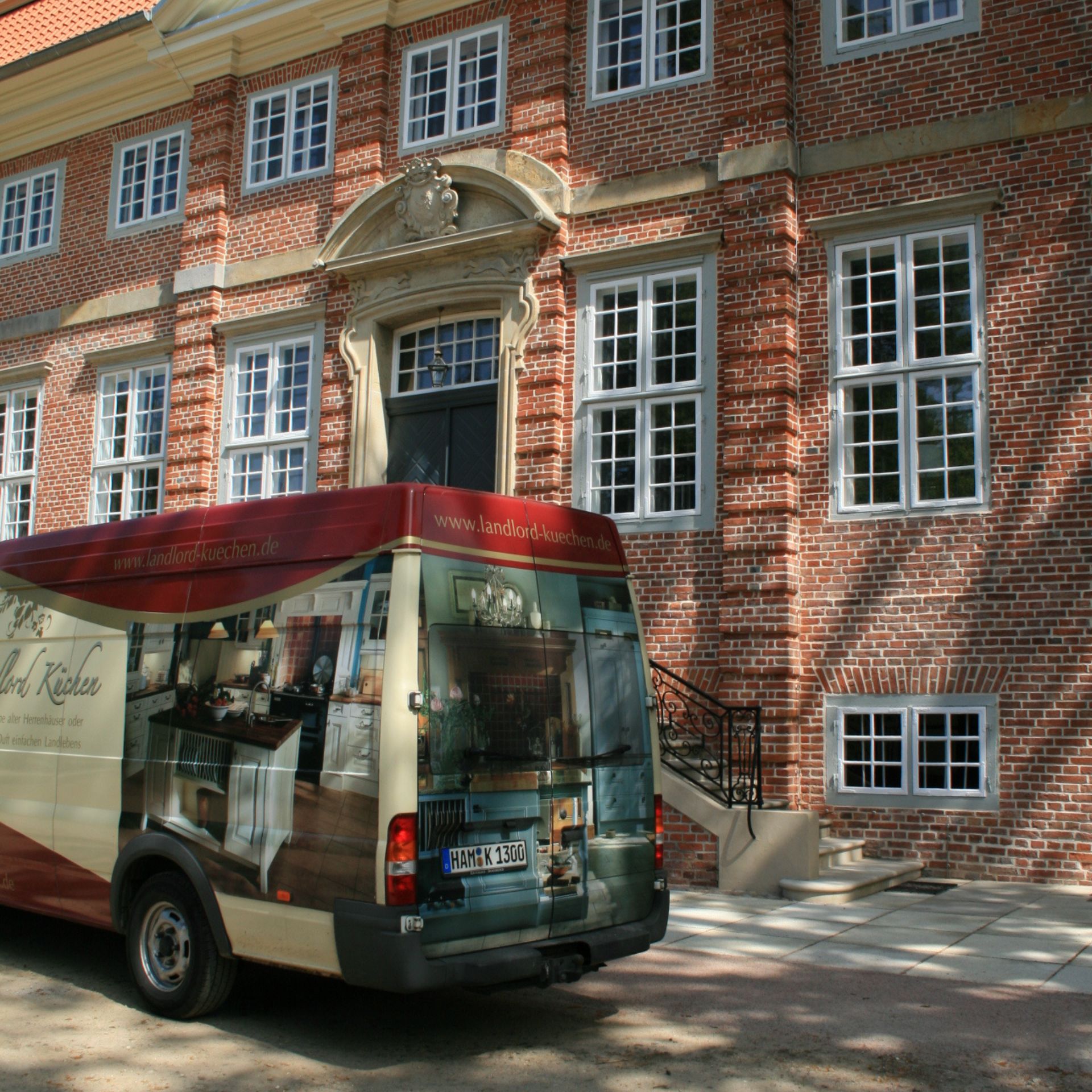 Werbe-Van von Landlord Küchen vor einem Backsteingebäude; Fahrzeugbeklebung zeigt Einbauküche – ideal für Werbung, Lieferung und Aufmaß vor Ort