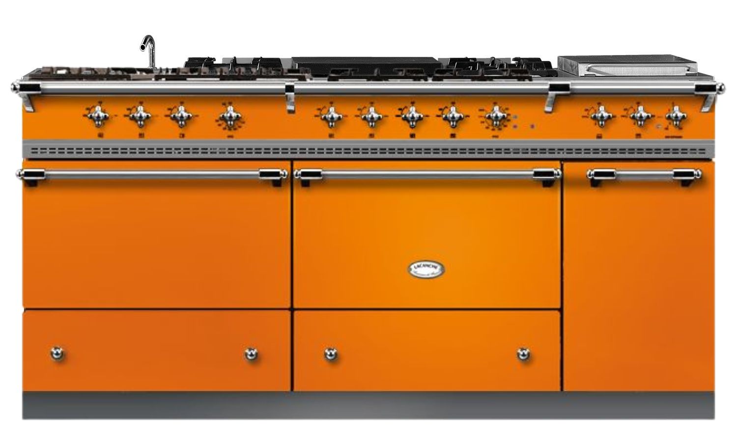 Orangefarbener Lacanche Sully 1800 D Classic: 180‑cm französischer Range Cooker mit mehreren Gasbrennern, klassischer Bedienleiste, großen Backöfen und Edelstahlgriffen – hochwertige Kochstation für anspruchsvolle Küchen