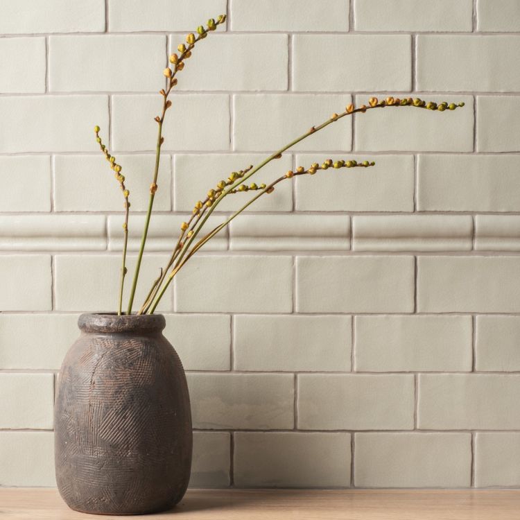 Beige matte Metrofliesen im U-Bahn-Format