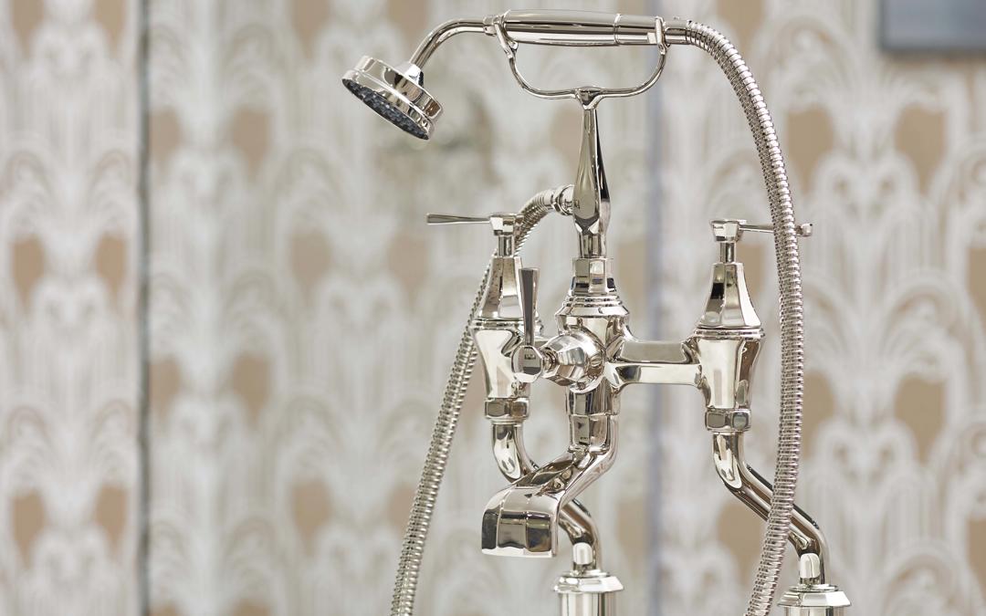 Detailaufnahme: Perrin & Rowe Deco 3120/1 freistehende Wannen-Brausebatterie in Chrom mit Handbrause (Telefonform), Hebelgriffen und schlanken Standbeinen für klassisch geplante Badezimmer