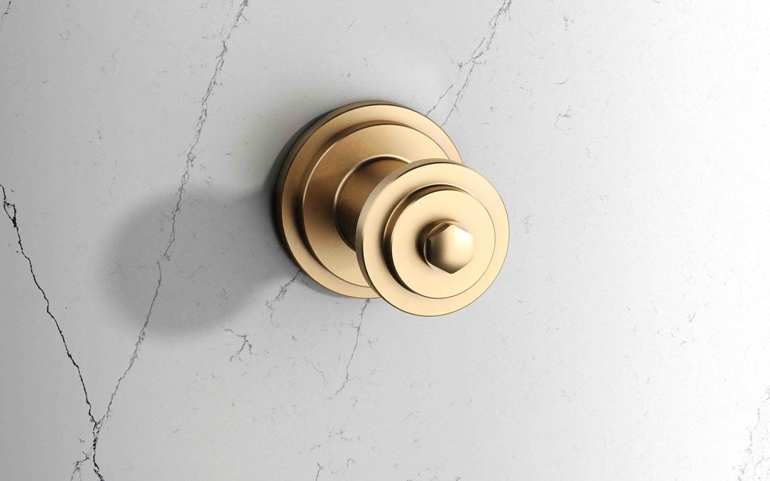 Goldener Einzel-Bademantelhaken Perrin & Rowe Armstrong 6221 an der Wand; runde Wandaufnahme, klassisch-elegantes Design – ideal fürs Bad und Gäste-WC, passend zu Perrin & Rowe Armaturen