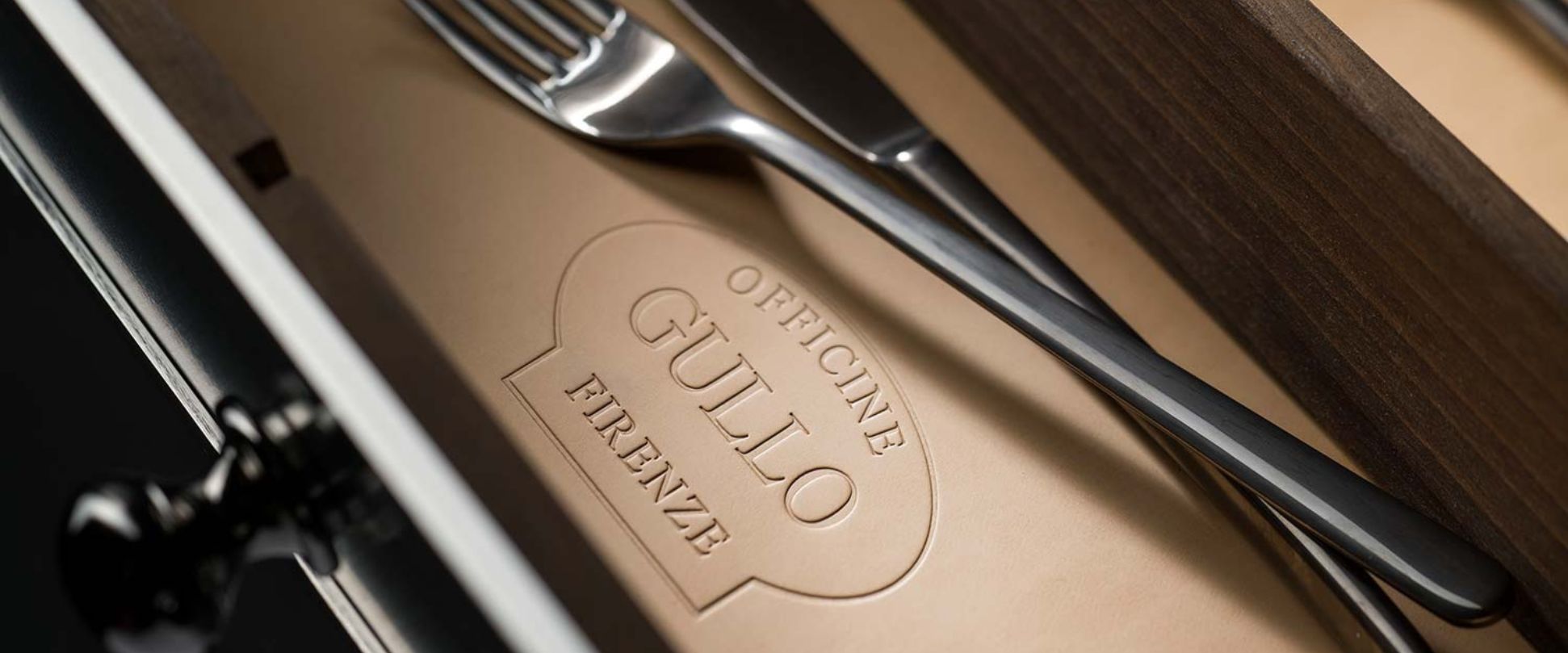 Detailansicht: Messer und Gabel in Holz-Besteckkasten mit geprägtem Ledereinsatz von Officine Gullo Firenze – luxuriöser Organizer für die Küche