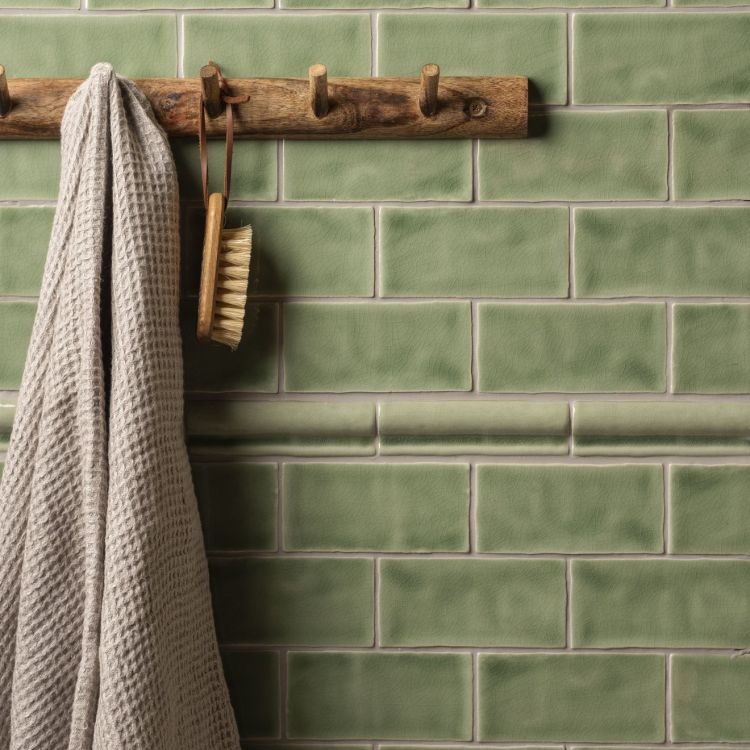 Wandhaken aus Holz, Handtuch, Bürste, grüne Fliesen