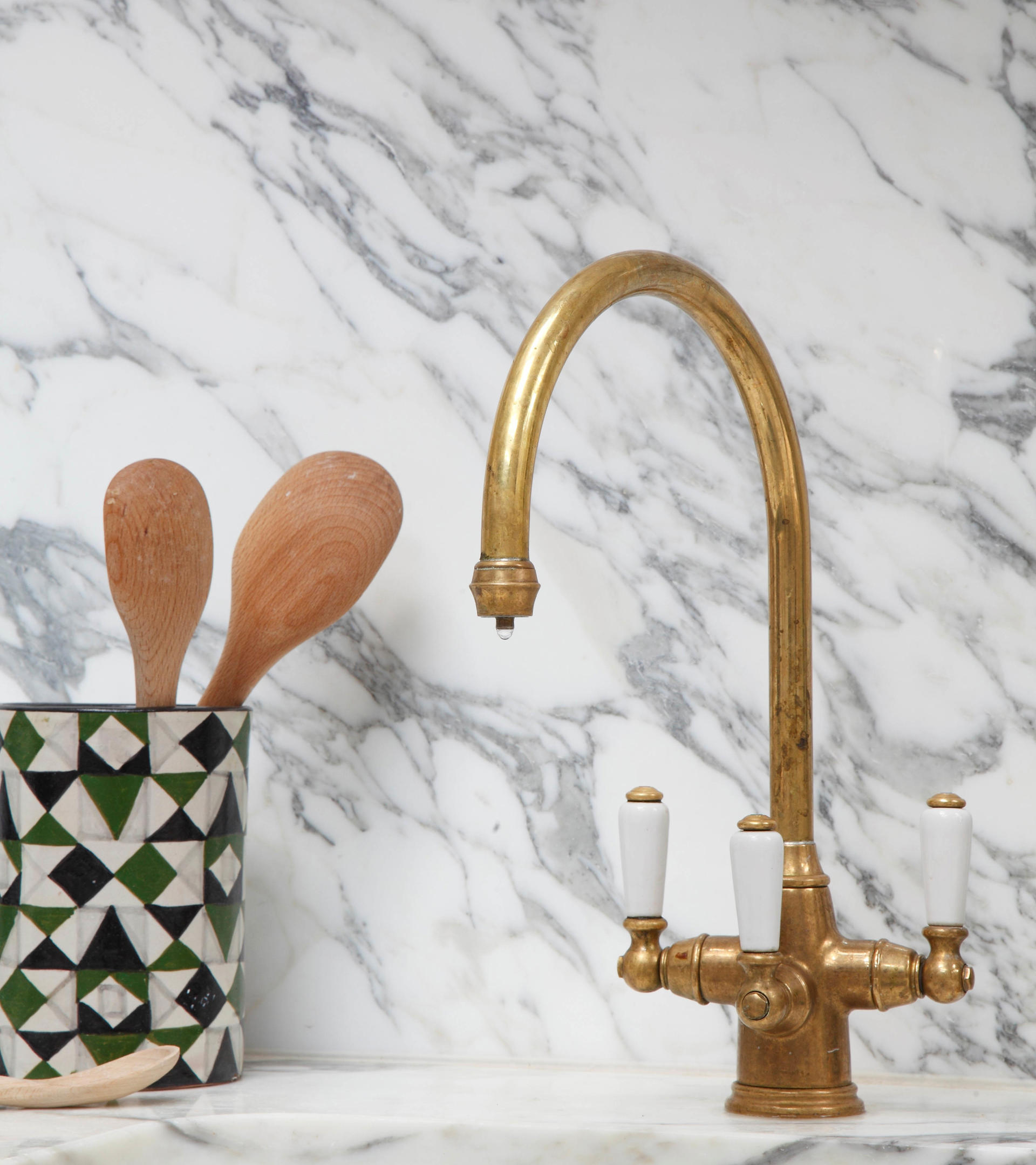 Vintage Messing Küchenarmatur mit weißen Porzellangriffen