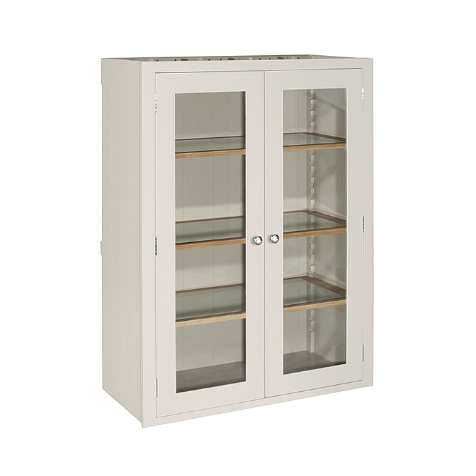 Weißer Vitrinenschrank mit Glastüren und verstellbaren Einlegeböden, ideal zur Präsentation von Geschirr oder Sammlerstücken Weißer Vitrinenschrank mit zwei Glastüren und mehreren verstellbaren Glasböden, freistehend auf weißem Hintergrund