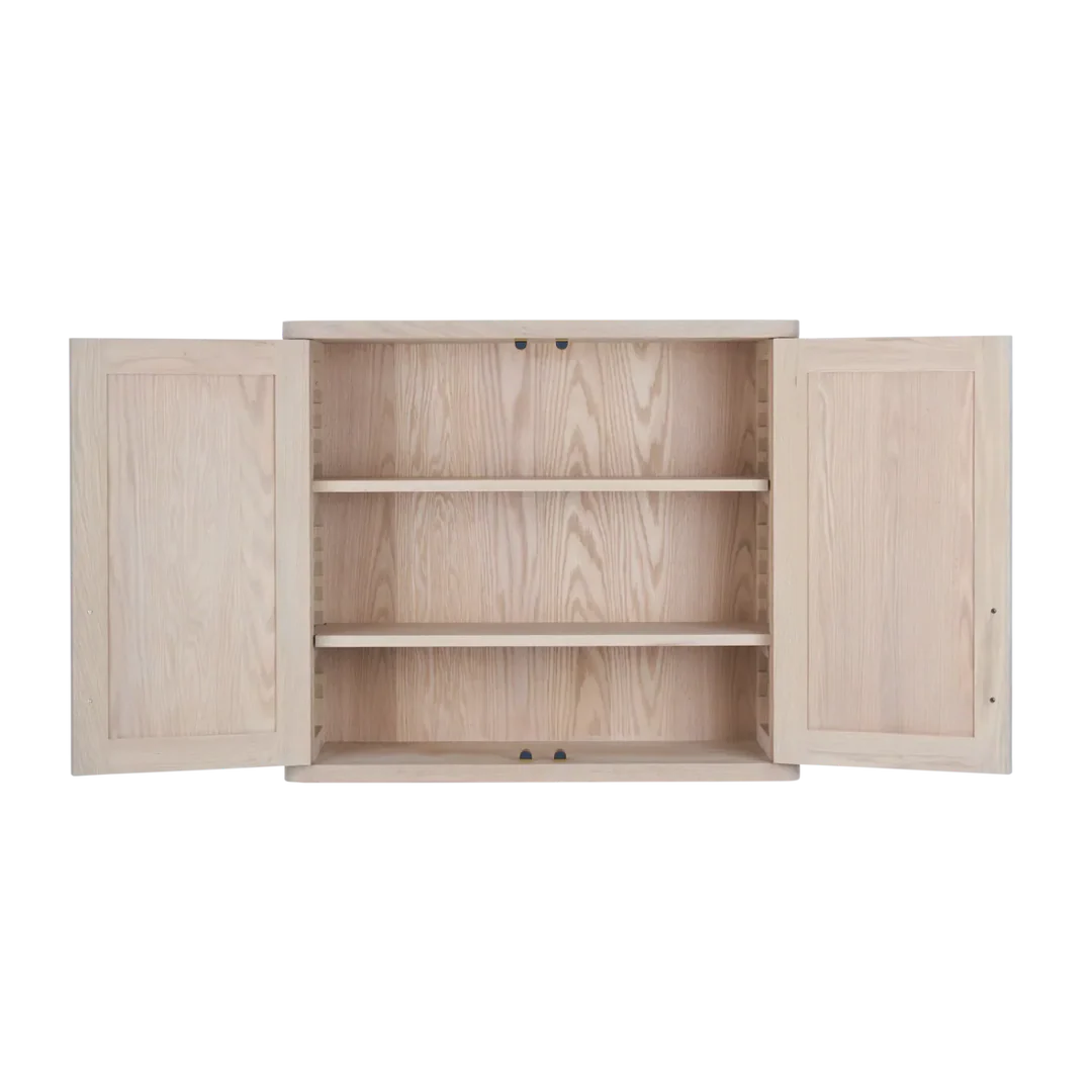 Offener 2-türiger Hängeschrank aus hellem Holz mit drei verstellbaren Einlegeböden, frontal – ideal als Küchen- oder Badezimmerschrank