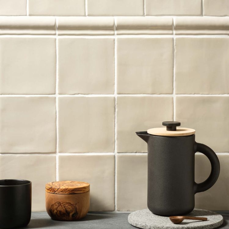 Beige Küchenwand: quadratische Keramikfliesen 10x10