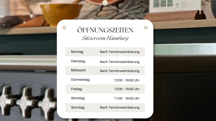 Öffnungszeiten des Showrooms Hamburg: Montag bis Mittwoch und Sonntag nach Terminvereinbarung, Donnerstag und Freitag 12–19 Uhr, Samstag 11–16 Uhr. Schild mit Öffnungszeiten für den Showroom Hamburg: Montag, Dienstag, Mittwoch und Sonntag nach Terminvereinbarung, Donnerstag und Freitag 12–19 Uhr, Samstag 11–16 Uhr.
