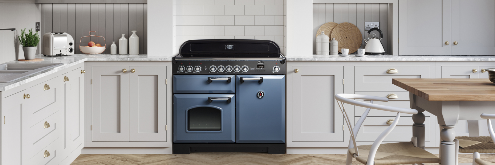 Moderne Landhausküche mit hellen Schränken und blauem Retro-Standherd Küche im Landhausstil mit weißer Arbeitsfläche, hellen Schränken, einem blauen Retro-Standherd und modernen Küchengeräten