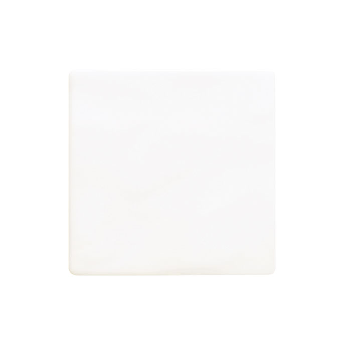 Quadratische, glänzende weiße Keramikfliese auf weißem Hintergrund