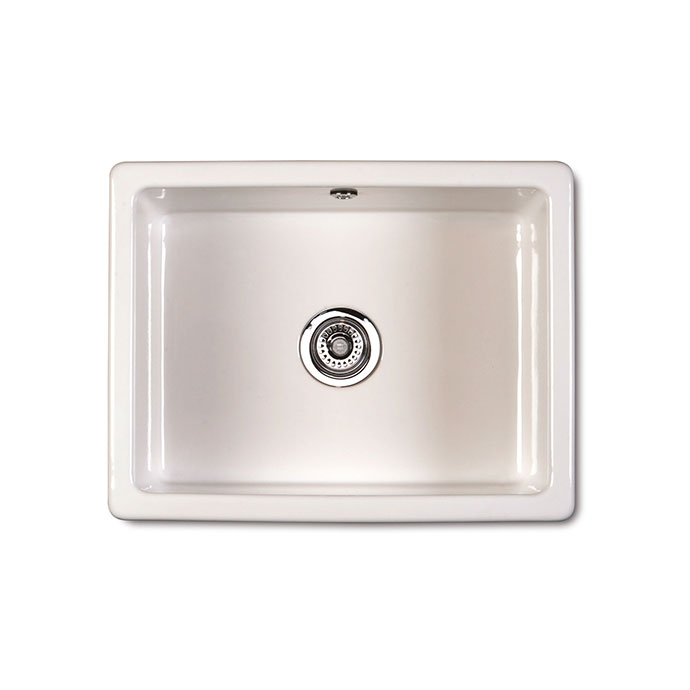 Rechteckiges weißes Keramikspülbecken mit Ablauf in der Mitte, Aufsicht Weißes rechteckiges Spülbecken aus Keramik mit mittigem Abfluss, von oben fotografiert