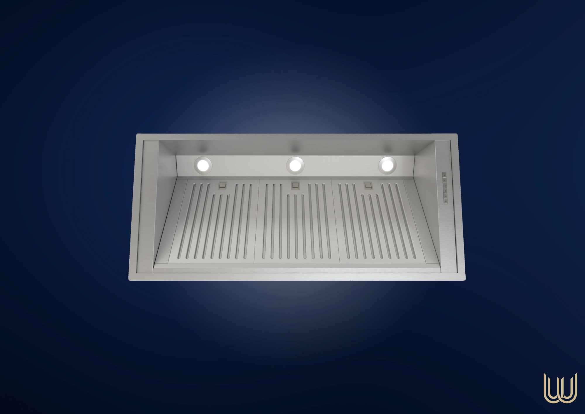Moderne Einbau-Dunstabzugshaube aus Edelstahl mit LED-Beleuchtung – Stilvolle und leistungsstarke Lösung für die Küche Einbau-Dunstabzugshaube aus Edelstahl mit drei LED-Leuchten, von unten auf dunklem Hintergrund fotografiert