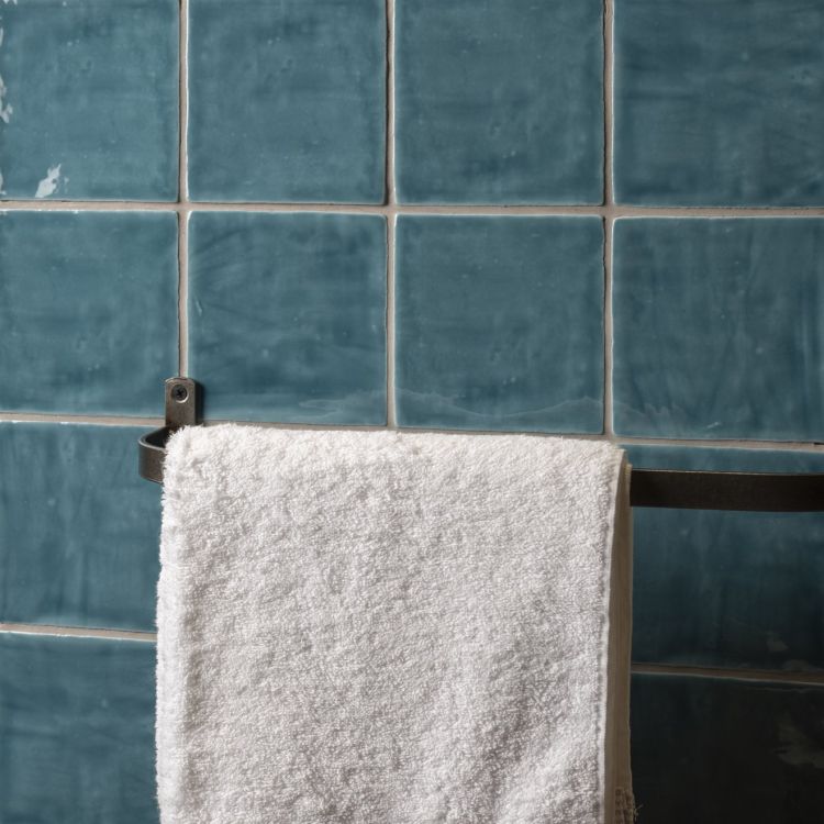 Cosmopolitan Lagoon Wandfliesen – handgefertigt, Nahaufnahme