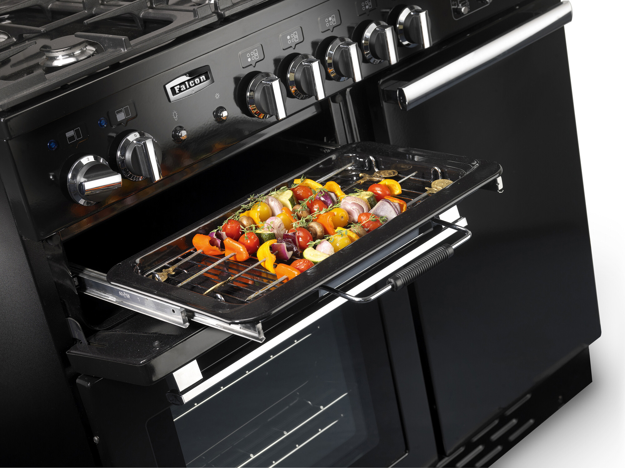 Schwarzer Herd mit aufgeklappter Ofentür und Gemüsespießen auf einem Grillrost Ein moderner schwarzer Herd mit geöffnetem Backofen. Im Ofen befinden sich Gemüsespieße auf einem Grillrost, bereit zum Garen.