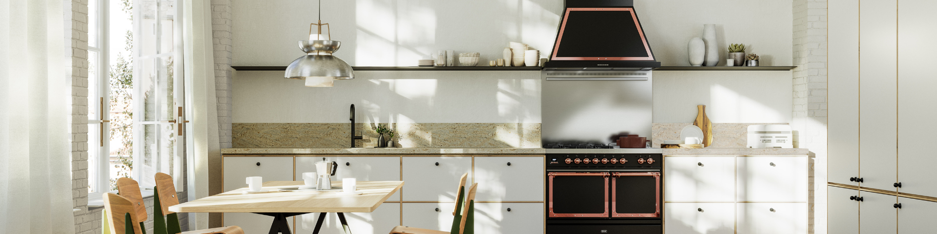 Moderne helle Küche mit Design-Herd und gemütlichem Essbereich Helle, moderne Küche mit großem Fenster, Einbauschränken, stilvollem Herd mit Dunstabzugshaube und Esstisch mit vier Stühlen