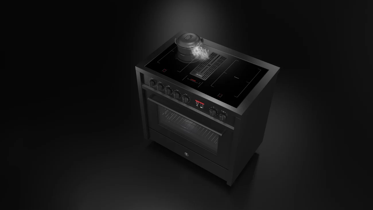 Modernes Standherd mit Induktionskochfeld und integriertem Dunstabzug, stilvolles Schwarz Schwarzer Standherd mit Induktionskochfeld, Topf und integriertem Dunstabzug auf dunklem Hintergrund