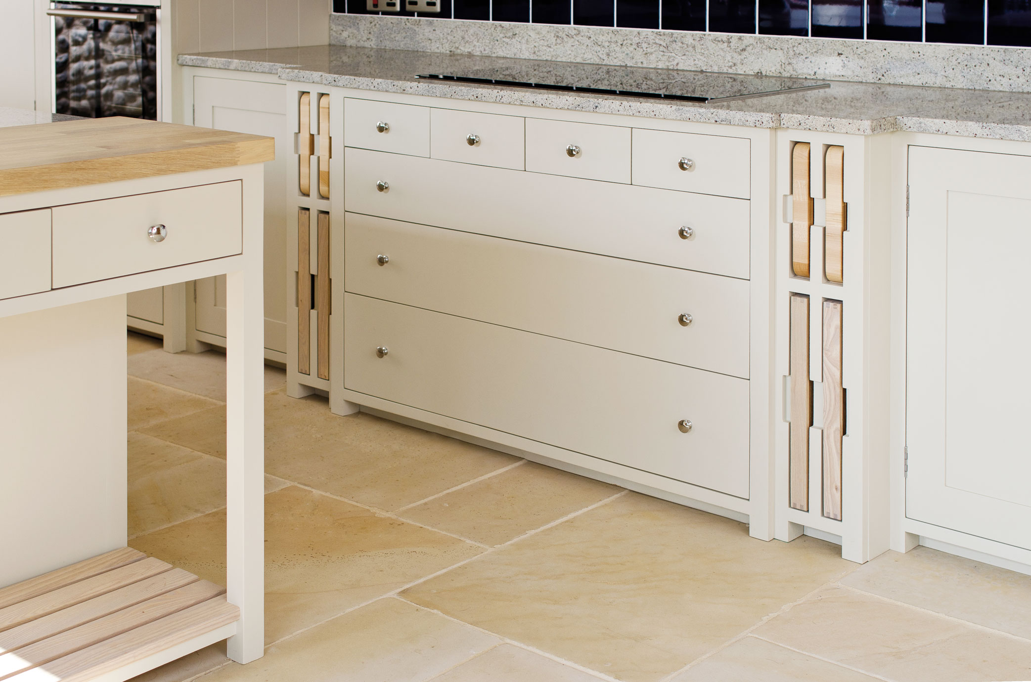 Moderne Küchenunterschränke in Creme mit Granitarbeitsplatte und Holzdetails Elegante Küchenunterschränke in Cremefarbe mit silbernen Griffen, Granitarbeitsplatte und integrierten Holzdetails im modernen Design