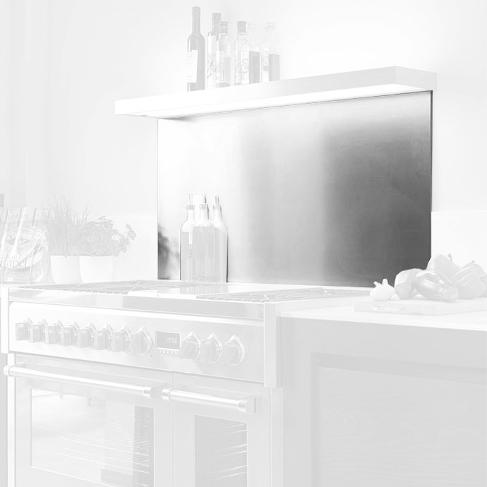 Rückwand aus Edelstahl für Küche – moderner Spritzschutz hinter dem Herd Edelstahl-Küchenrückwand als Spritzschutz hinter einem Herd, modern eingerichtet mit Flaschen und Gewürzen