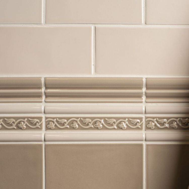 Wandfliesen beige mit Profil und floraler Bordüre
