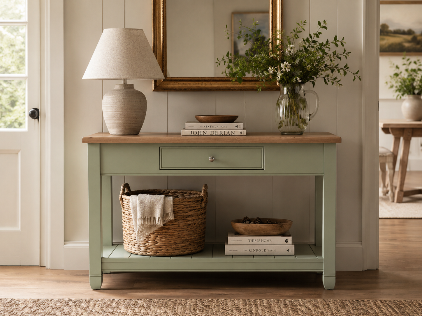 Salbeigrüner Konsolentisch aus Holz mit Schublade und Ablageboden, Holzplatte, dekoriert mit Lampe, Glasvase mit Zweigen, Korb und Büchern – ideal als Flurtisch oder Sideboard