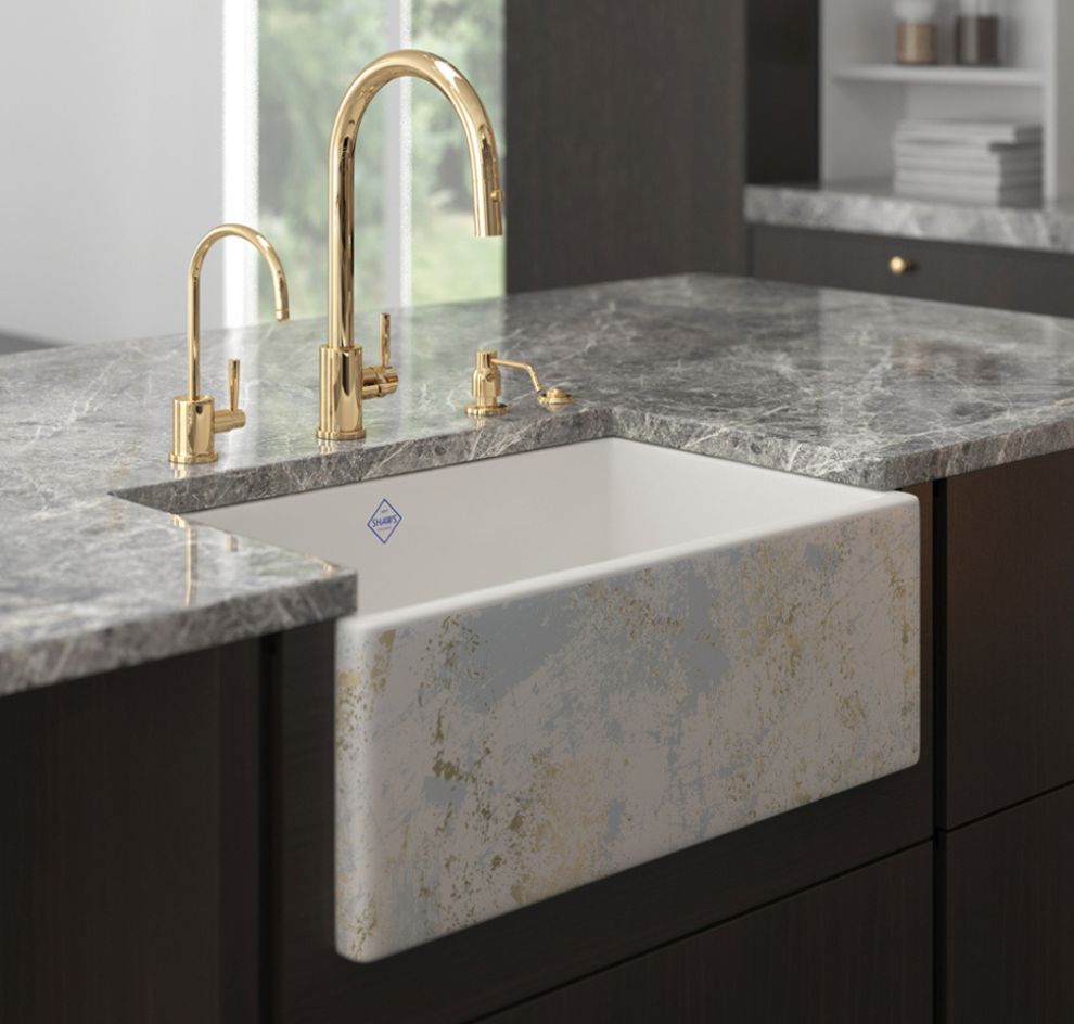 Landhaus-Spüle aus Keramik mit goldener Armatur