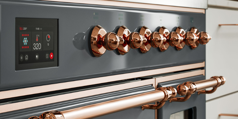 Design-Backofen mit Kupferreglern und Smart-Display