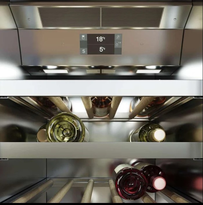 Edelstahl-Weinkühlschrank mit dualer Temperatursteuerung (18°C/5°C), LED-Display und sanft gleitenden Holzschubladen, bestückt mit Rot- und Weißweinflaschen