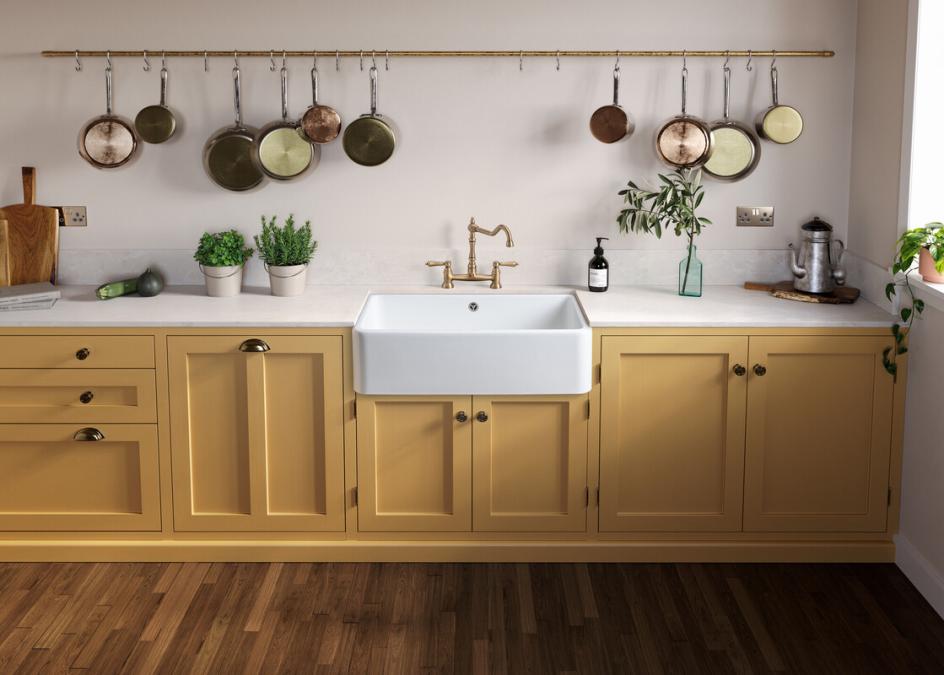 Weißes Fireclay-Belfast-Spülbecken Rangemaster Farmhouse Belfast 80 von AGA‑Rangemaster Falcon in Landhausküche; großes Einzelbecken mit sichtbarer Front, Messingarmatur; passend für 80‑cm-Unterschrank, 795×460×220 mm.
